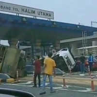 Kecelakaan Beruntun di Gerbang Tol Halim: Ada Truk terguling, Airbag Mobil Pecah