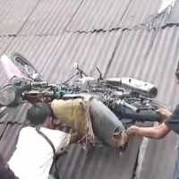 VIDEO Motor Tukang Antar Galon Nyangkut di Genting Rumah Warga