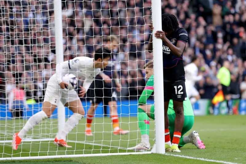     Tottenham Hotspur vs Luton Town 2-1: Son Heung-min mencetak gol kemenangan bagi The Lilywhites di menit 86 (premierleague.com)