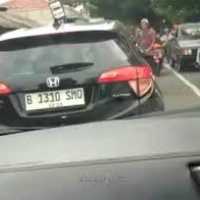 Viral Pengendara Mobil Parkir Sembarangan Bikin Macet, Ditegur Malah Meludah
