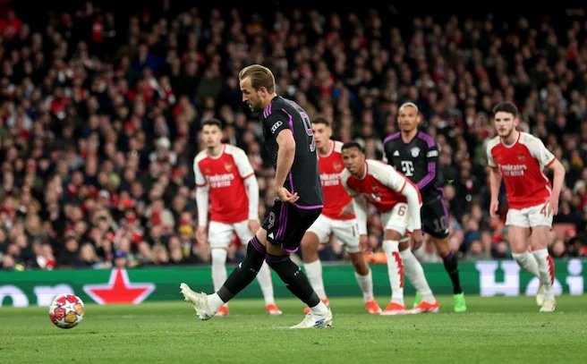     Arsenal vs Bayern Munchen 2-2: Harry Kane mencetak satu gol dari titik penalti untuk Bayern Munchen (uefa.com)