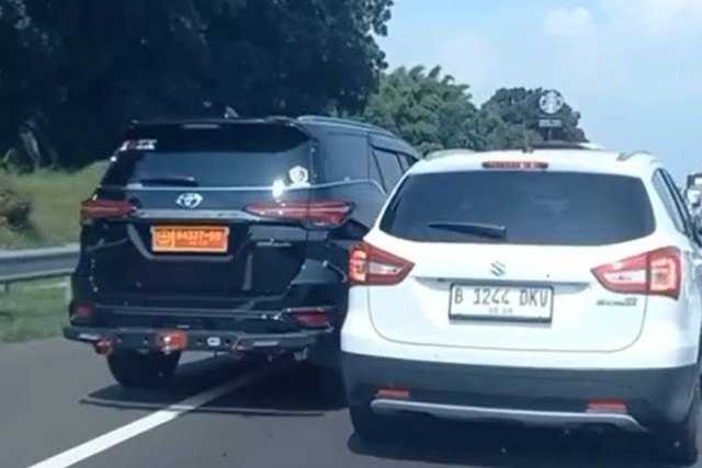     Toyota Fortuner berplat dinas TNI menabrak mobil milik wartawan di Tol Cikampek (Ist)