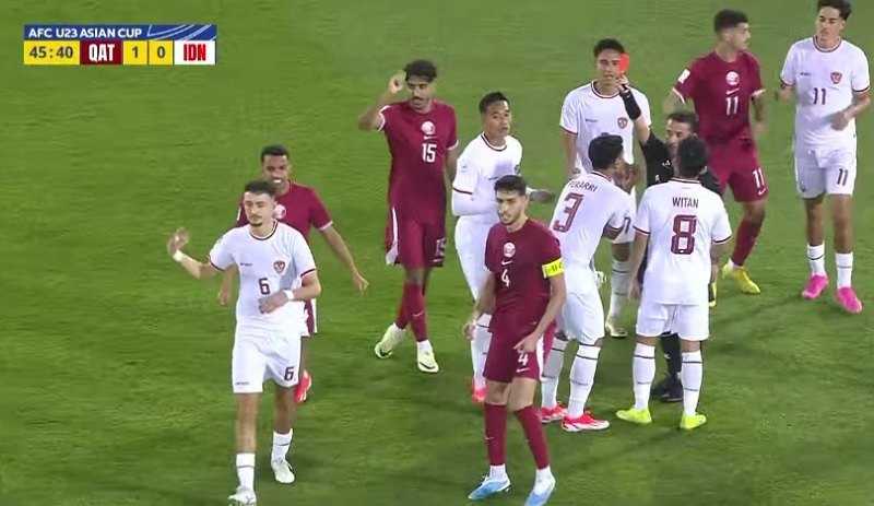     Wasit Nasrullo Kabirov mengganjar Ivar Jenner dengan kartu merah usai mendapat kartu kuning kedua di laga Qatar U-23 vs Indonesia U-23 di Piala Asia U-23 2024 yang berakhir dengan skor 2-0. (Ist)