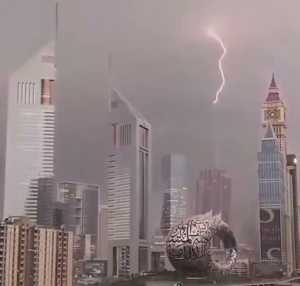 Potret Banjir Horor di Dubai Usai Diterjang Badai 1 Hari