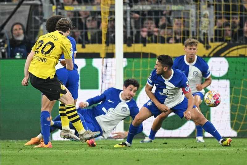     Borussia Dortmund vs Atletico Madrid 4-2: Marcel Sabitzer mencetak gol penentu kemenangan Dortmund. Die Borussen lolos ke semifinal usai menang agregat 5-4 atas Atletico (uefa.com)