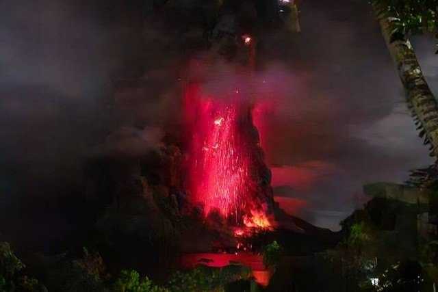     Gunung Ruang yang berlokasi di Kabupaten Sitaro, Sulawesi Utara, meletus (BNPB)