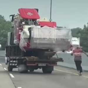 Viral Truk Jalan Sendiri di Tol Kalikangkung, Sopir Mengejar Hingga Terjatuh