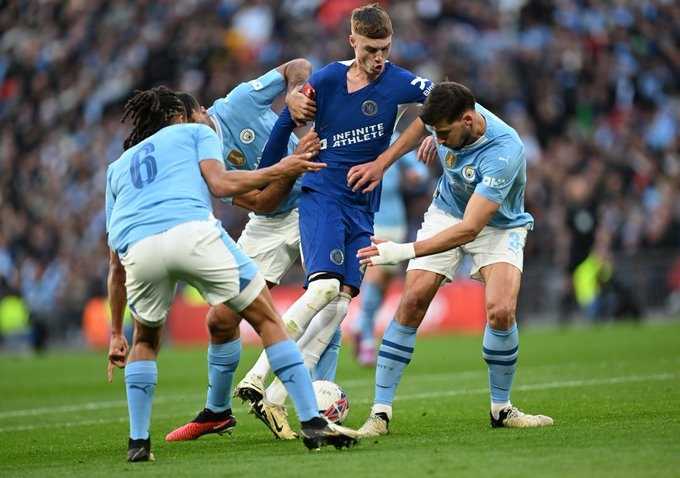     Manchester City vs Chelsea 1-0: penyerang Chelsea, Cole Palmer mendapat penjagaan ketat dari bekas rekan seklubnya (@emiratesfacup / x.com)