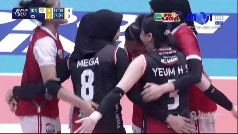     Indonesia All Star vs Red Sparks 2-3: Megawati Hangestri dan setter Red Sparks Yeum Hye-seon sempat membela Indonesia All Star (vidio.com)