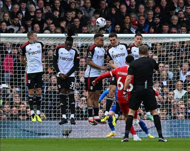     Fulham vs Liverpool 1-3: Trent Alexander-Arnold mencetak gol indah dari tendangan bebas  (premierleague.com)