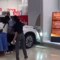 Viral Bocah Setir Mobil Listrik Chery di Hingga Tabrak Toko di MOI Kelapa Gading