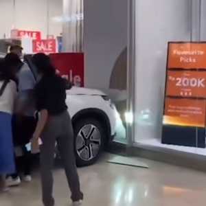 Viral Bocah Setir Mobil Listrik Chery di Hingga Tabrak Toko di MOI Kelapa Gading