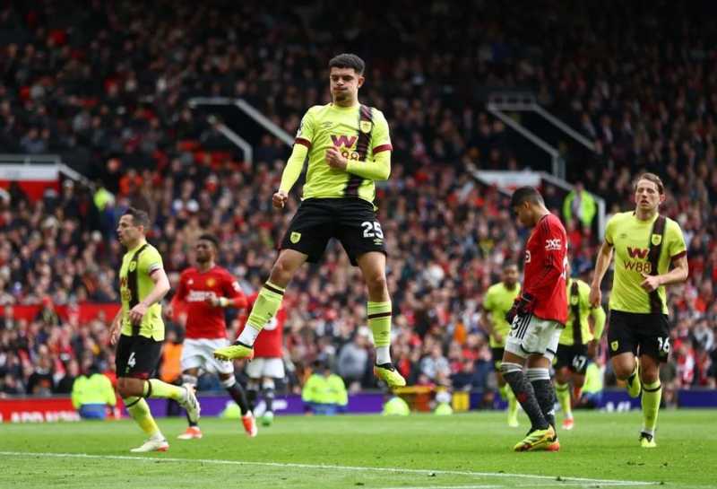     Manchester United vs Burnley 1-1: gol penalti Zeki Amdouni di menit ke-87 membuyarkan kemenangan Setan Merah yang sudah di depan mata (premierleague.com)