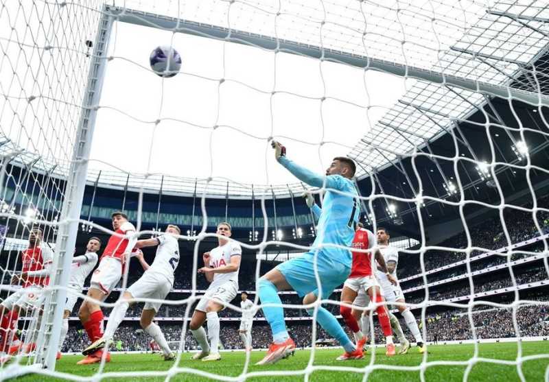     Tottenham Hotspur vs Arsenal 2-3: pemain Hotspur Pierre Emile Hojbjerg mencetak gol bunuh diri dalam derbi London Utara (premierleague.com)