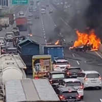 Kronologi Kecelakaan di Tol Cikampek, 1 Unit Avanza Terbakar