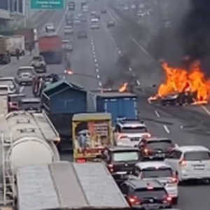 Kronologi Kecelakaan di Tol Cikampek, 1 Unit Avanza Terbakar