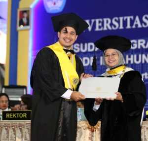 Kisah Aulia Ayub Lulus Dokter Spesialis UGM di Usia 27 tahun dengan IPK Sempurna 4,00