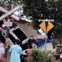 Hantam Avanza, Porsche Terbang Hingga Nempel di Tembok Polrestabes Medan