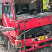 Truk Tronton Tabrak 8 Kendaraan di Cipatat, 6 Orang Jadi Korban