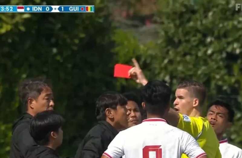 Pelatih Timnas U-23 Indonesia Shin Tae Yong diusir wasit usai menerima kartu merah lantaran memprotes keputusan penalti yang diberikan ke Guiena (tangkapan layar fifaplus.com)
