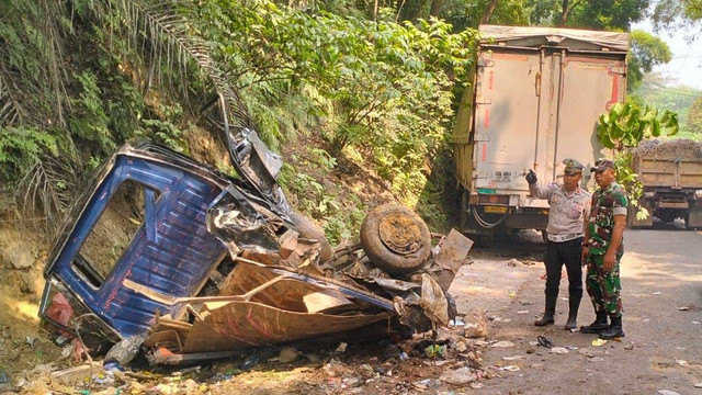     Sebuah Suzuki Carry hancur usai ditabrak truk tronton di Cipatat, Bandung, Jawa Barat (Ist)