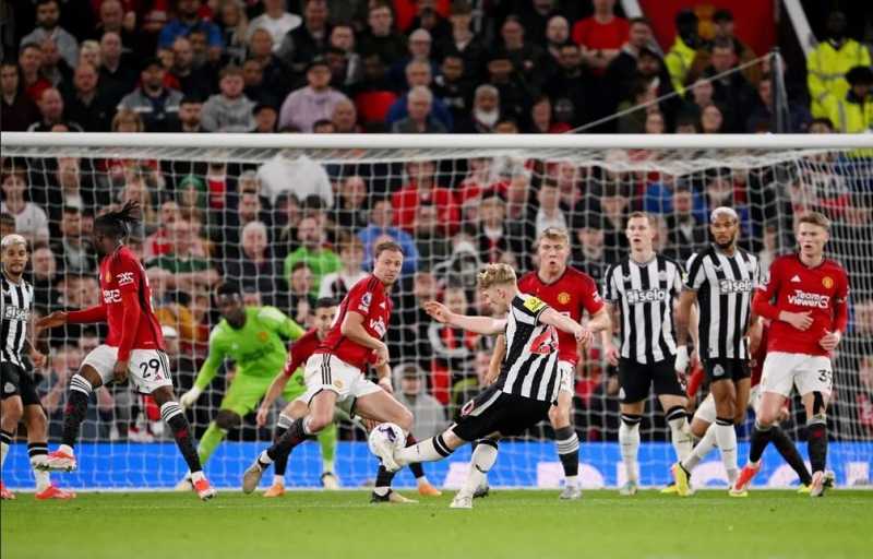     Manchester United vs Newcastle United 3-2: Anthony Gordon menyamakan skor menjadi 1-1 (premierleague.com)