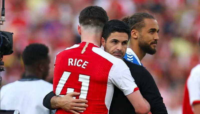     Kekecewaan Mikel Arteta dan Declan Rice usai Arsenal kembali gagal menjadi juara Liga Inggris (premierleague.com)