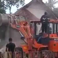 Seorang Anak Kandung Nekat Buldozer Rumah Ibunya di Malang, Ini Duduk Perkaranya