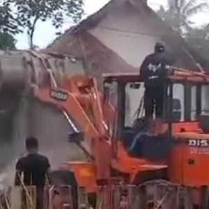 Seorang Anak Kandung Nekat Buldozer Rumah Ibunya di Malang, Ini Duduk Perkaranya