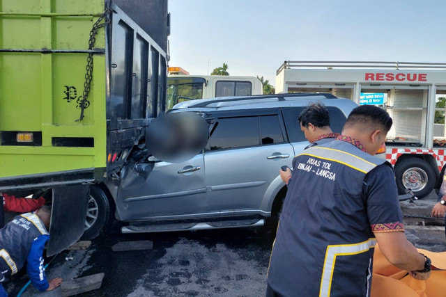     Kecelakaan maut Mitsubishi Pajero tabrak Tronton di Tol Binjai, lima orang meninggal dunia (Polda Sumut)