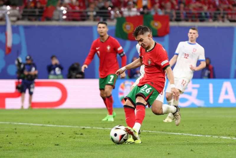     Portugal vs Ceko 2-1: Francisco Conceicao mencetak gol kemenangan bagi Portugal di masa injury time babak kedua (uefa.com)