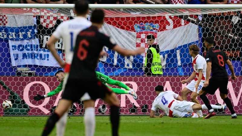     Kroasia vs Albania 2-2: gol Klaus Gjasula menggagalkan kemenangan Kroasia di masa injury time (uefa.com)
