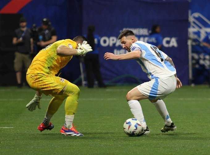     Argentina vs Kanada 2-0: Lionel Messi gagal memanfaatkan peluang emas meski sudah berhadapan dengan kiper Kanada (@argentina)