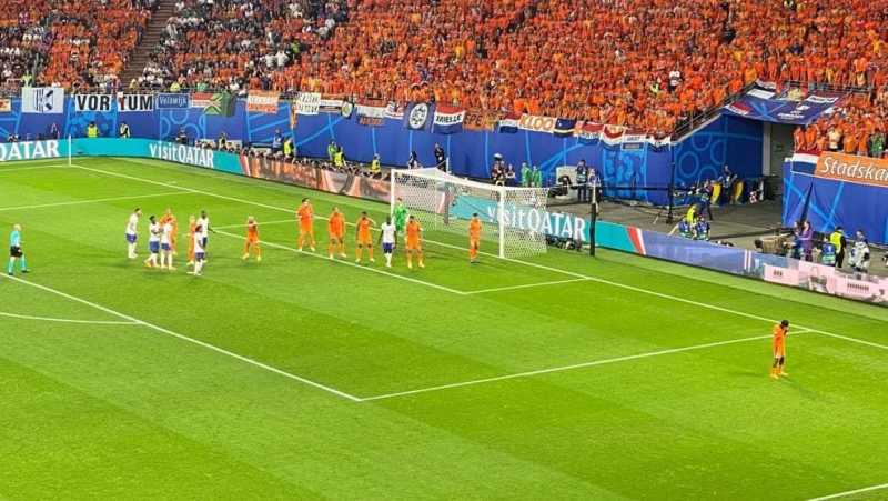     Belanda vs Prancis 0-0: pertandingan penuh kontroversial usai satu gol Belanda yang dianulir wasit (uefa.com)
