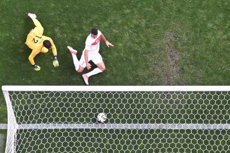     Turkiye vs Portugal 0-3: Samet Akaydin mencetak gol bunuh diri bagi Turkiye (uefa.com)