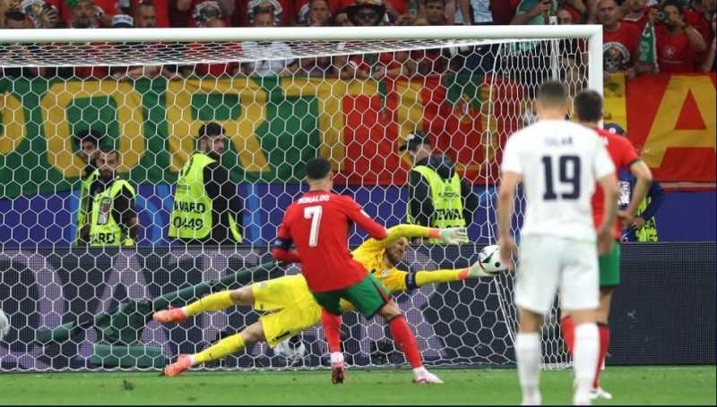     Portugal vs Slovenia 0-0, adu penalti 3-0: Jan Oblak sukses menggagalkan penalti Cristiano Ronaldo di masa extra time (uefa.com)