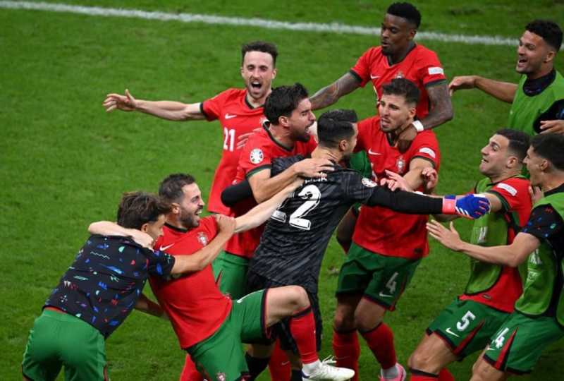     Portugal vs Slovenia 0-0, adu penalti 3-0: Diogo Costa menjadi pahlawan Portugal usai menggagalkan 3 penalti Slovenia dan membawa Selecao ke 8 besar Euro 2024 (uefa.com)