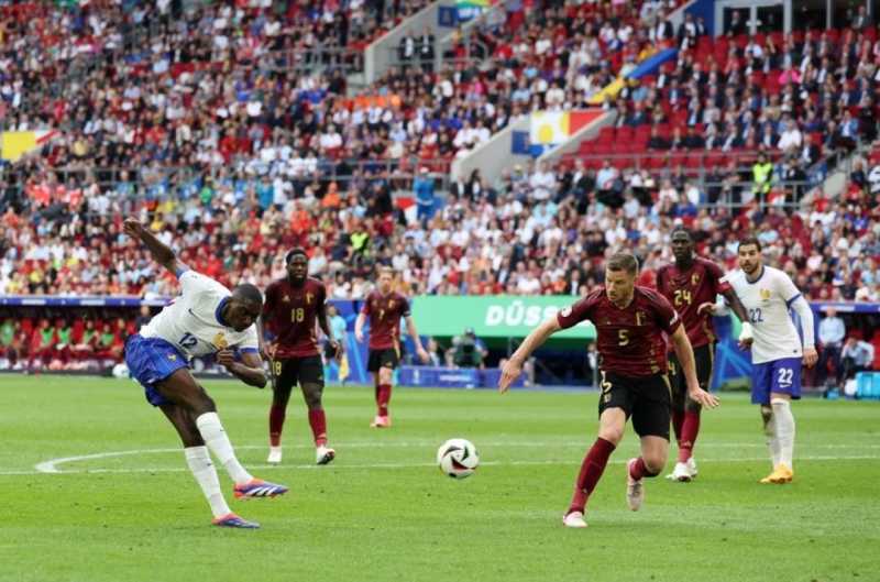     Prancis vs Belgia 1-0: tendangan Randal Kolo Muani mengenai bek Jan Vertonghen dan meluncur ke gawang Belgia. Les Blues pun lolos ke 8 Besar Euro 2024 (uefa.com)