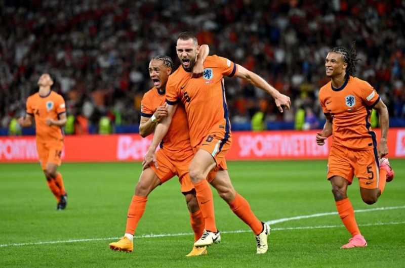     Belanda vs Turkiye 2-1: Stefan de Vrij menjadi bintang saat membawa Belanda berbalik unggul atas Turkiye (uefa.com)