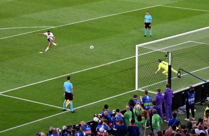     Inggris vs Swiss 1-1, 5-3 adu penalti: Trent Alexander-Arnold menjadi penentu kemenangan The Three Lions di babak adu penalti (uefa.com)