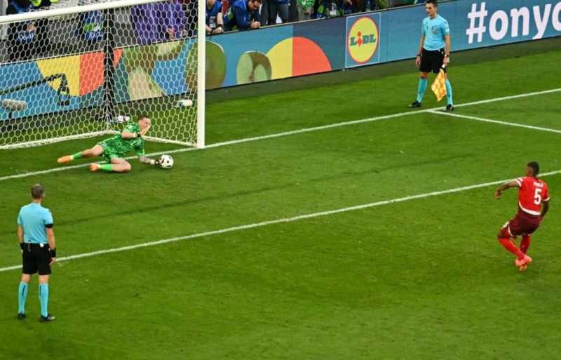     Inggris vs Swiss 1-1, 5-3 adu penalti: Jordan Pickord menjadi bintang kemenangan The Three Lions saat menghalau tendangan penalti Manuel Akanji (uefa.com)
