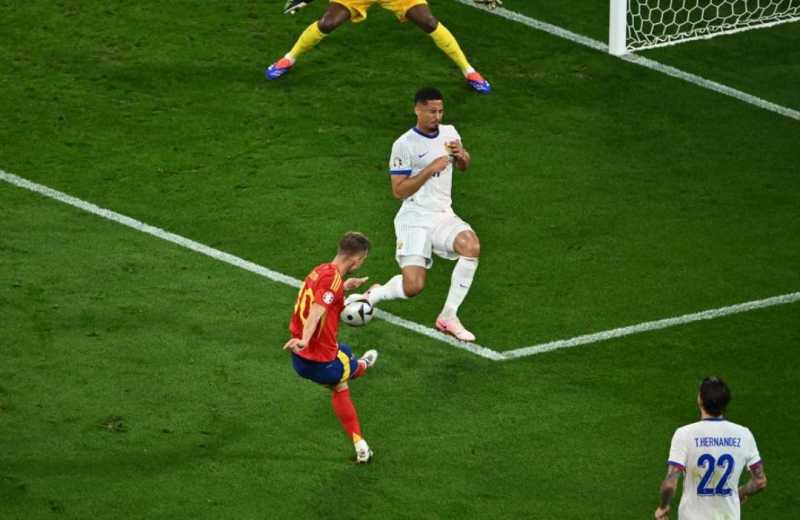     Spanyol vs Prancis 2-1: Dani Olmo membawa Spanyol berbalik unggul atas Prancis dan gol ini menjadi gol kemenangan bagi La Furia Roja (uefa.com)