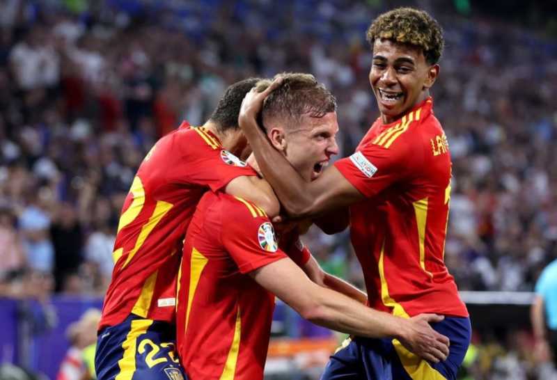     Spanyol vs Prancis 2-1: Dani Olmo dan Lamine Yamal merayakan kemenangan Spanyol atas Prancis (uefa.com)