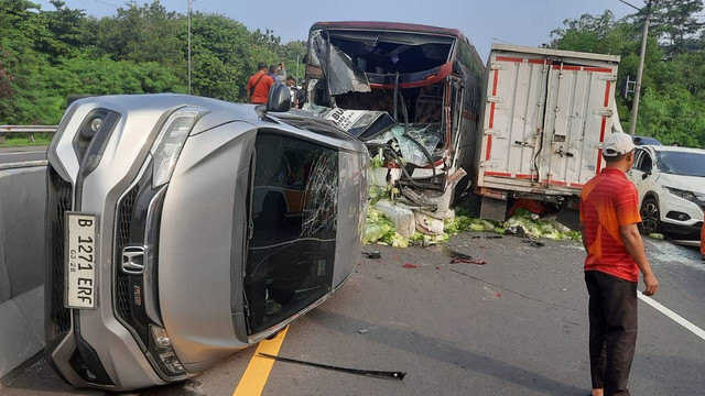     Kecelakaan beruntun di Tol Cipularang melibatkan 9 kendaraan (Ist)