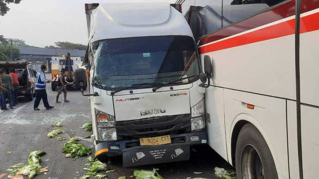     Kecelakaan beruntun di Tol Cipularang melibatkan 9 kendaraan (Ist)