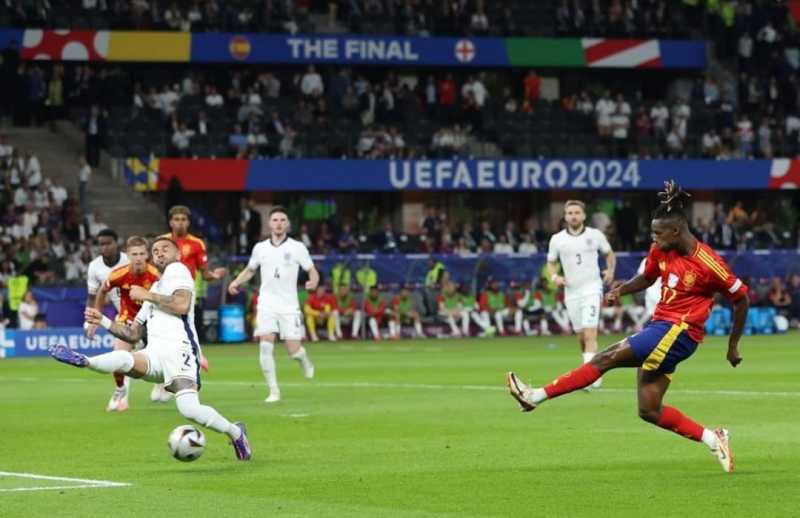     Spanyol vs Inggris: Nico Williams mencetak gol pertama bagi Spanyol di menit ke-47 usai memanfaatkan peluang dari Lamine Yamal (uefa.com)