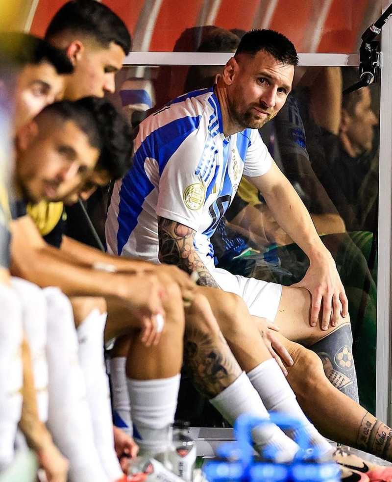     Lionel Messi menangis di bangku cadangan usai mengalami cedera dan harus ditarik ke luar lapangan (@argentina)