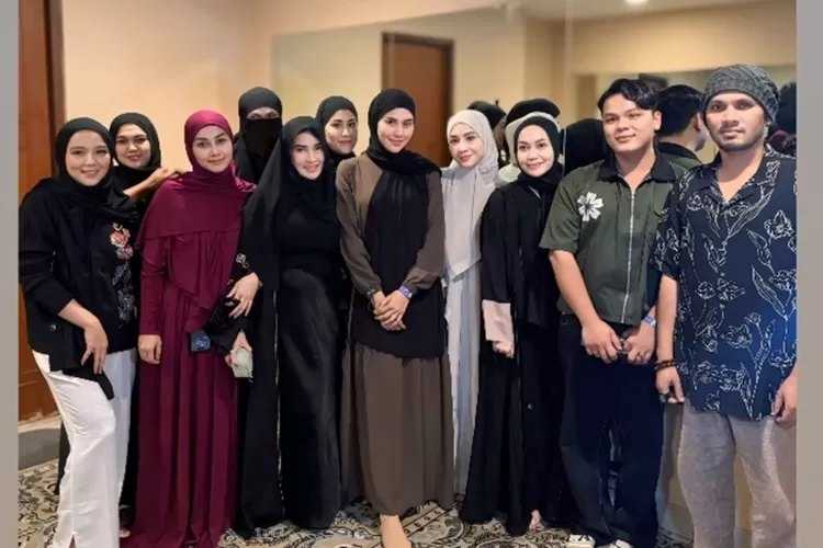     Fashion stylish Wanda Hara tampil bercadar hitam saat hadir bersama Nagita Slavina dalam kajian Ustaz Hanan Attaki  (Ist)