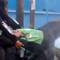 Viral Video Driver Ojol Tertimbun Aspal Panas, Begini Kondisi dan Kronologinya