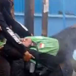 Viral Video Driver Ojol Tertimbun Aspal Panas, Begini Kondisi dan Kronologinya